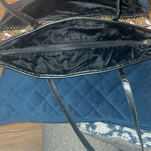 BLACK VELVET WITH SEQUIN EMBROIDERED TOTE BAG. - Picture 8 of 9